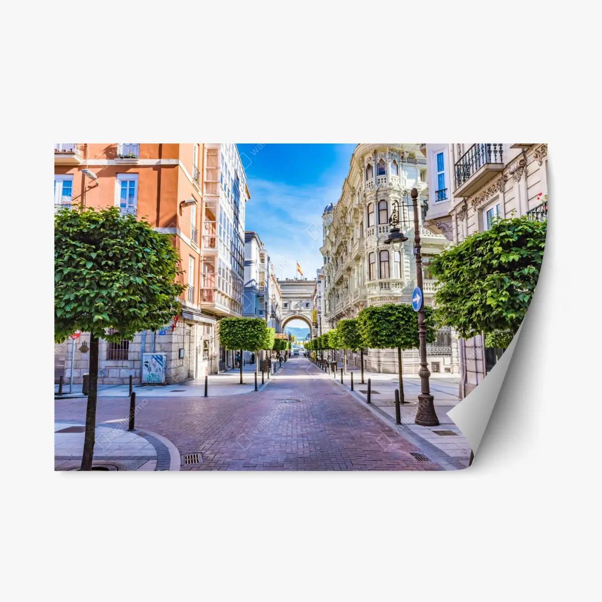 Adesivo riposizionabile viale storico di Santander sotto il cielo azzurro • Wallissimo®