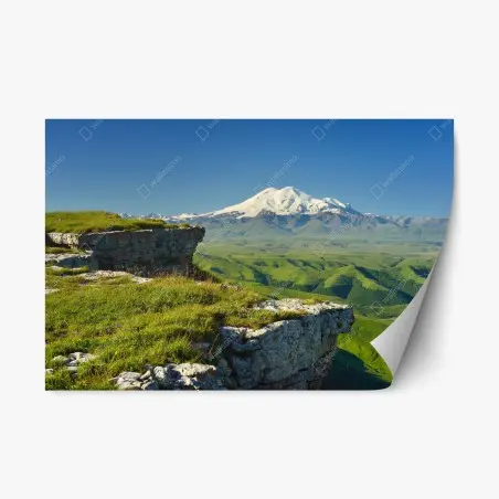 Adesivo riposizionabile panorama mozzafiato di Elbrus su altopiani verdi • Wallissimo®