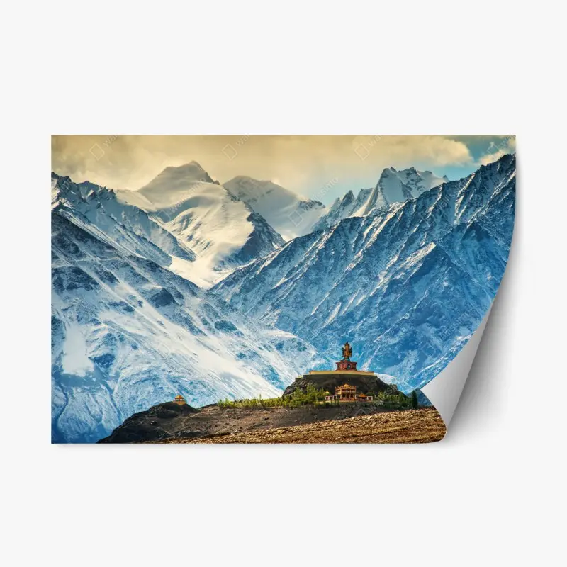 Adesivo riposizionabile statua buddista sulle montagne innevate dell'Himalaya