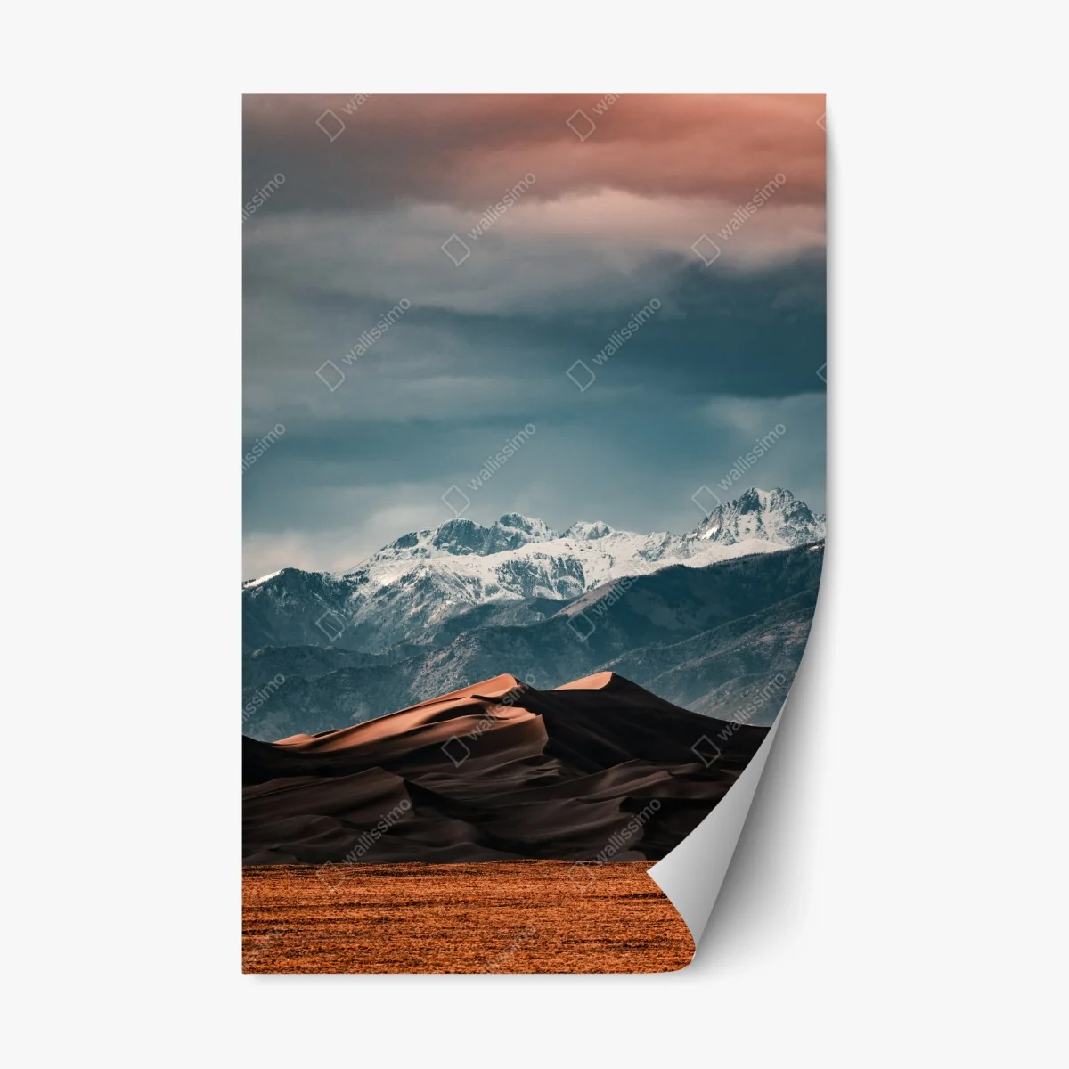 Adesivo riposizionabile dune al crepuscolo davanti a montagne innevate • Wallissimo® Adesivo riposizionabile dune al crepuscolo davanti a montagne innevate • Wallissimo®