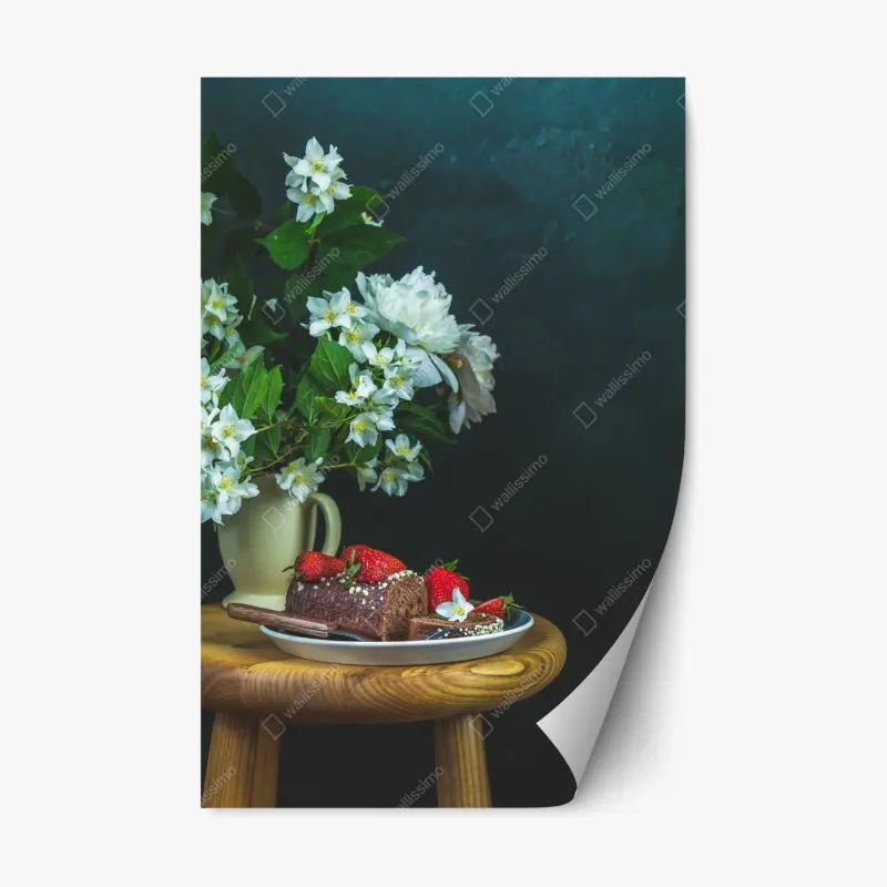 Adesivo riposizionabile rotolo al cioccolato e fragole con peonie su sfondo scuro