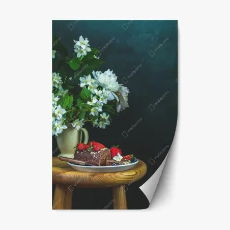 Adesivo riposizionabile rotolo al cioccolato e fragole con peonie su sfondo scuro • Wallissimo®