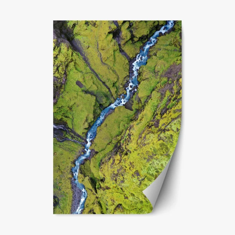 Adesivo riposizionabile fiume azzurro tra colline di muschio