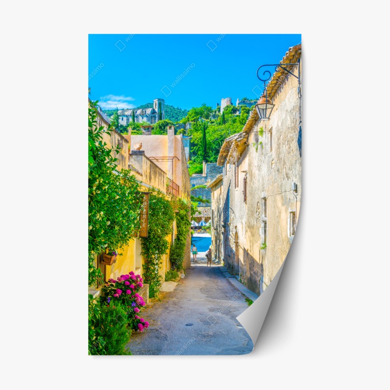 Adesivo riposizionabile vibrante vicolo mediterraneo in borgo collinare