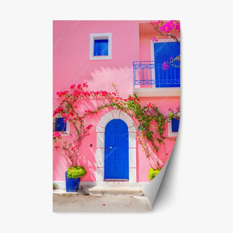 Adesivo riposizionabile porta blu su facciata rosa con bouganvillea