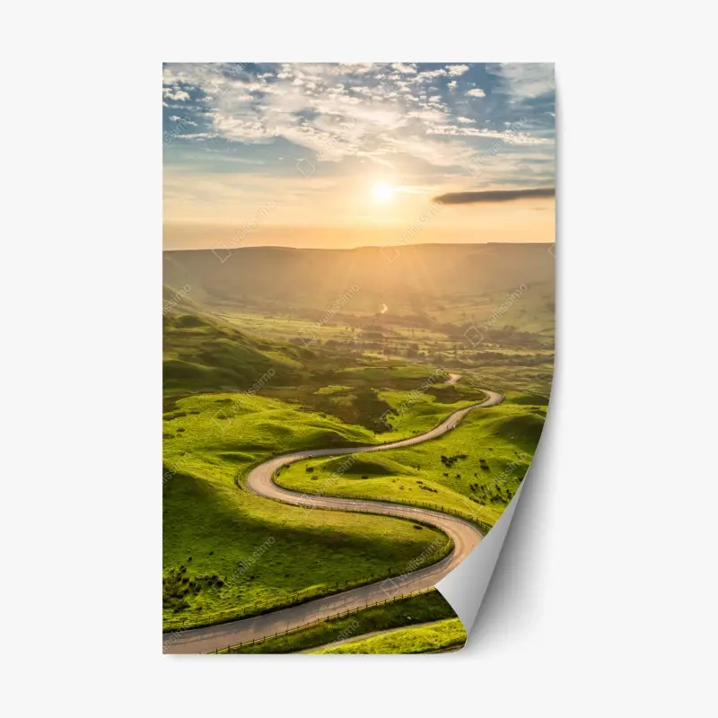 Adesivo riposizionabile strada serpeggiante al tramonto sulle colline verdi