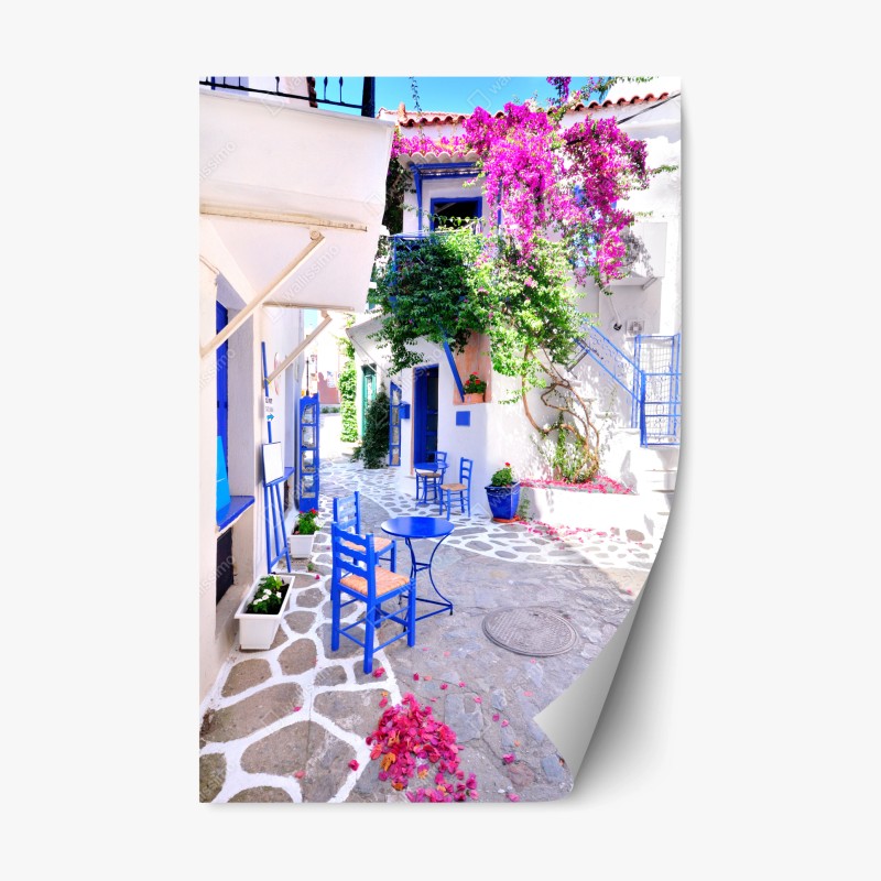 Adesivo riposizionabile scorcio del Mediterraneo con bougainvillea e sedie blu