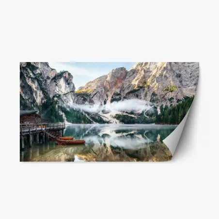 Adesivo riposizionabile paesaggio alpino con lago e barche in riva • Wallissimo®