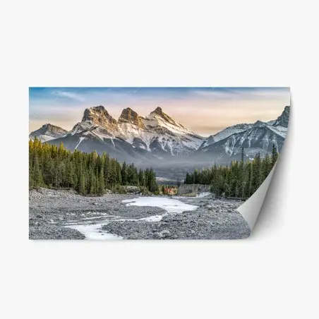 Adesivo riposizionabile tramonto sulle cime innevate con foresta e ruscello • Wallissimo®