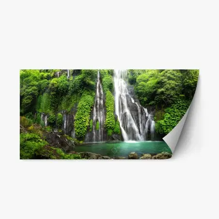 Adesivo riposizionabile cascata nella foresta verde • Wallissimo®