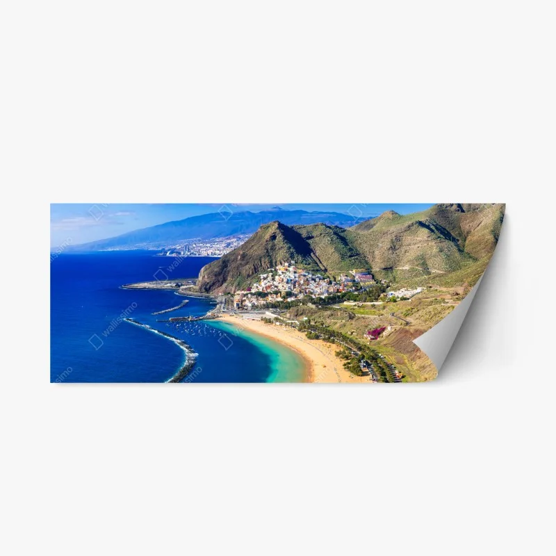 Adesivo riposizionabile baia panoramica con spiaggia dorata e montagne