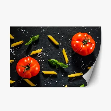 Adesivo riposizionabile still life mediterraneo: pomodori, basilico e pasta su sfondo nero • Wallissimo®