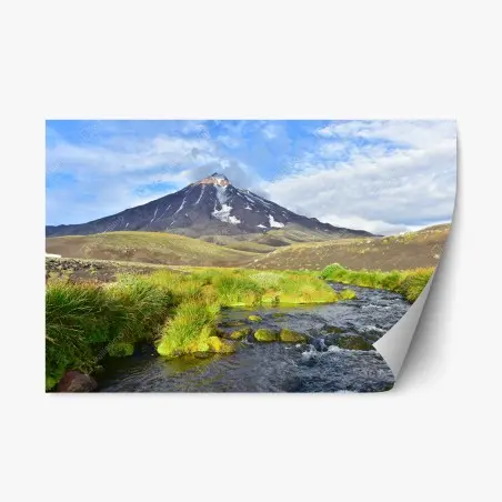 Adesivo riposizionabile panorama del vulcano Koryaksky con torrente cristallino • Wallissimo®