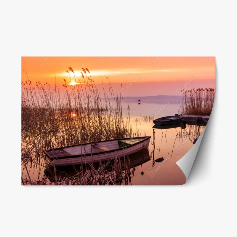 Adesivo riposizionabile tramonto sul lago con barche e riflessi dorati
