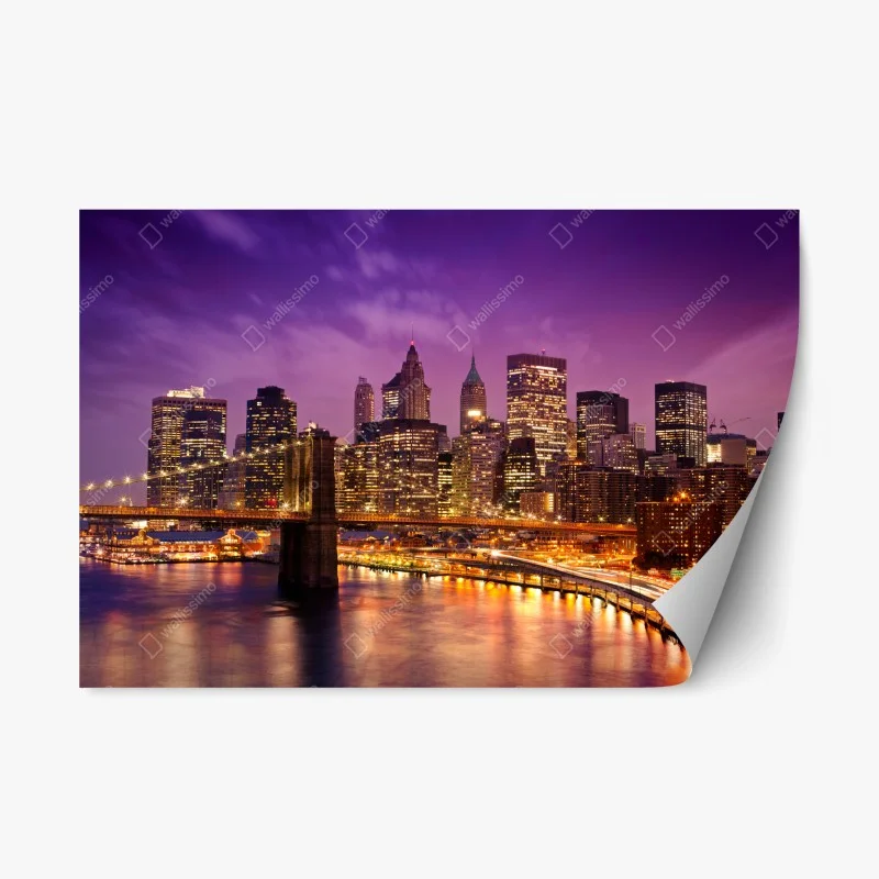 Adesivo riposizionabile tramonto viola su New York: skyline e ponte illuminato • Wallissimo® Adesivo riposizionabile tramonto viola su New York: skyline e ponte illuminato • Wallissimo®