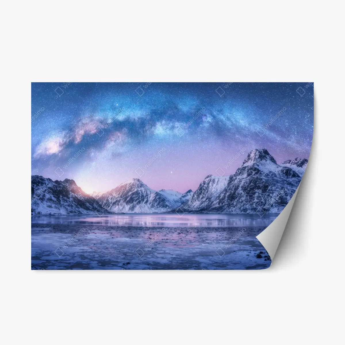 Adesivo riposizionabile notte polare: arco della Via Lattea sulle montagne innevate • Wallissimo®