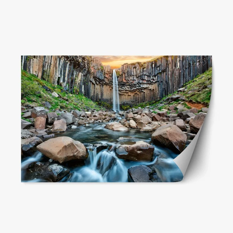 Adesivo riposizionabile cascata tra colonne di basalto al tramonto