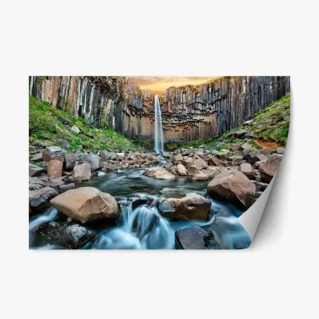 Adesivo riposizionabile cascata tra colonne di basalto al tramonto • Wallissimo®