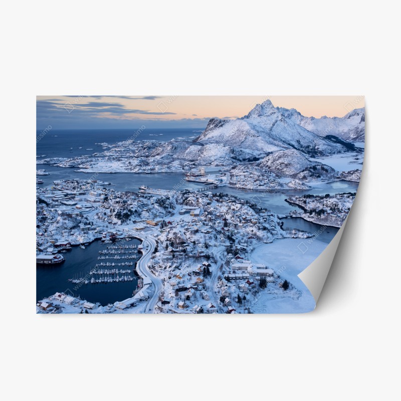 Adesivo riposizionabile panorama invernale di Svolvær: porto e montagne innevate