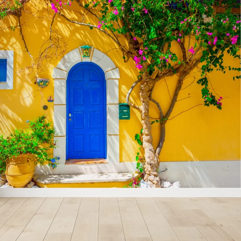 Carta da parati porta ad arco blu su muro giallo di Assos, Kefalonia