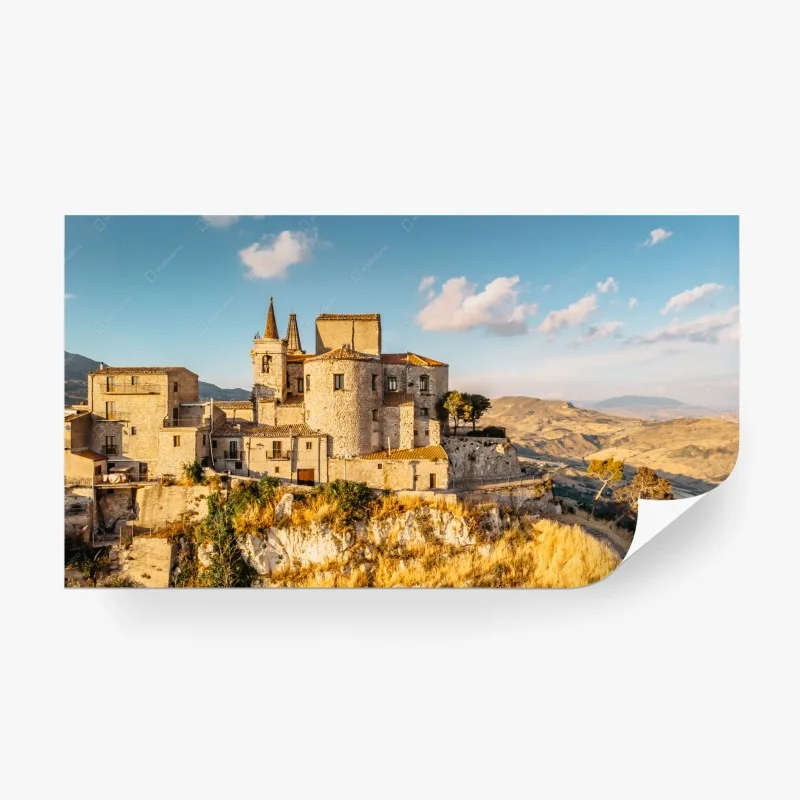 Carta da parati borgo medievale arroccato sul dirupo al tramonto