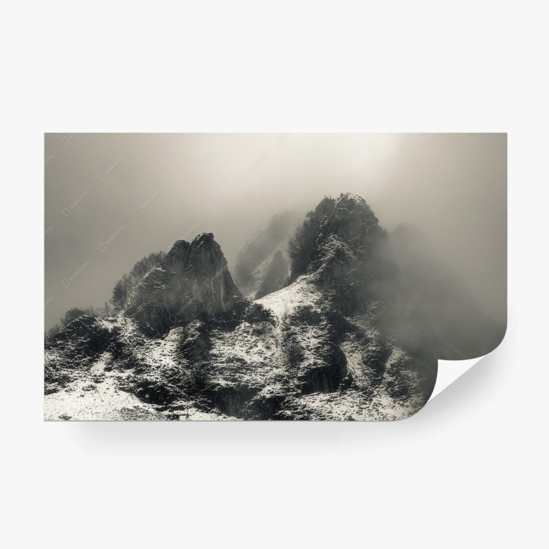 Carta da parati panorama montano avvolto nella nebbia