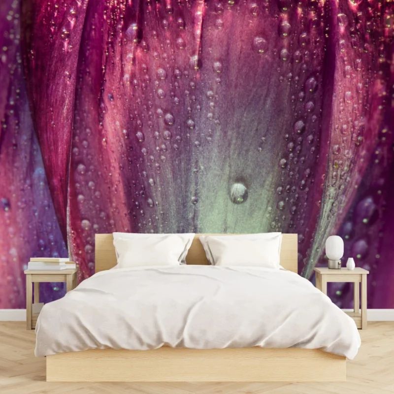 Carta da parati bocciolo viola con gocce di rugiada