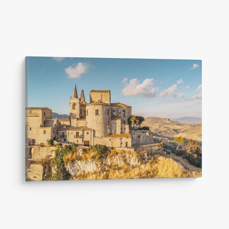 Quadro su tela borgo medievale arroccato sul dirupo al tramonto