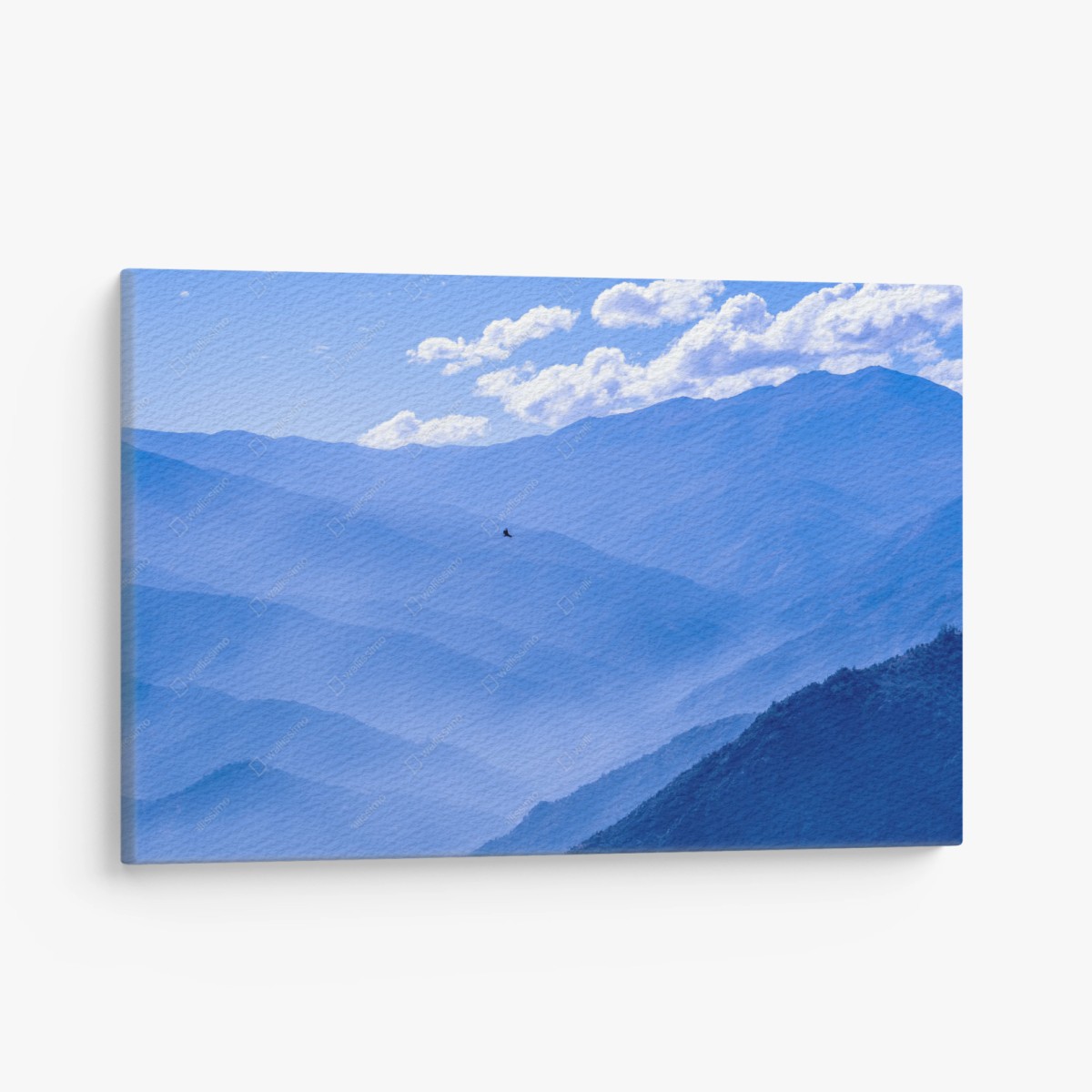 Quadro su tela orizzonti blu: montagne nebbiose e uccello in volo • Wallissimo®