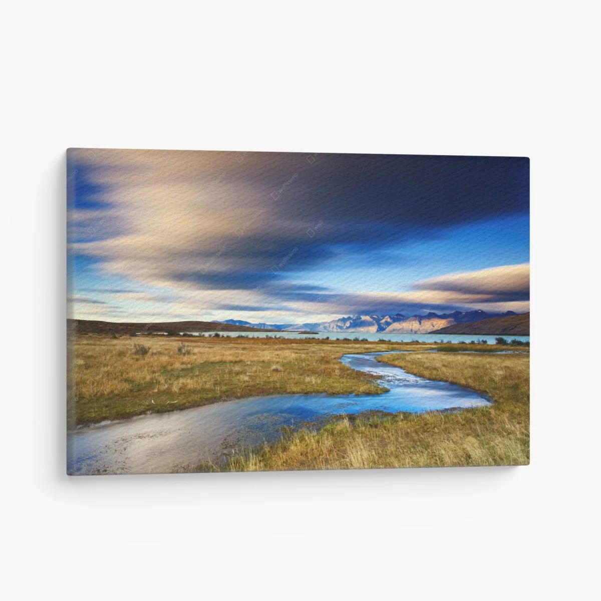 Quadro su tela paesaggio montano con ruscello serpeggiante e cielo drammatico • Wallissimo® Quadro su tela paesaggio montano con ruscello serpeggiante e cielo drammatico • Wallissimo®