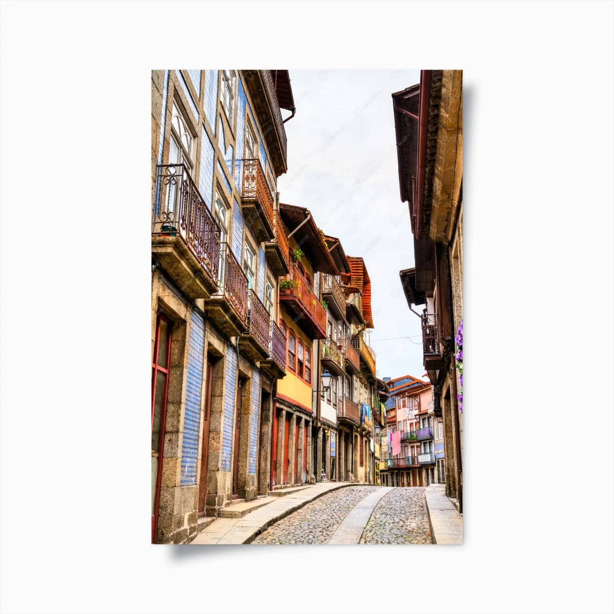 Poster vicolo pittoresco con balconi e facciate colorate • Wallissimo® Poster vicolo pittoresco con balconi e facciate colorate • Wallissimo®