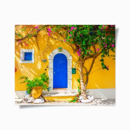 Poster porta ad arco blu su muro giallo di Assos, Kefalonia • Wallissimo®