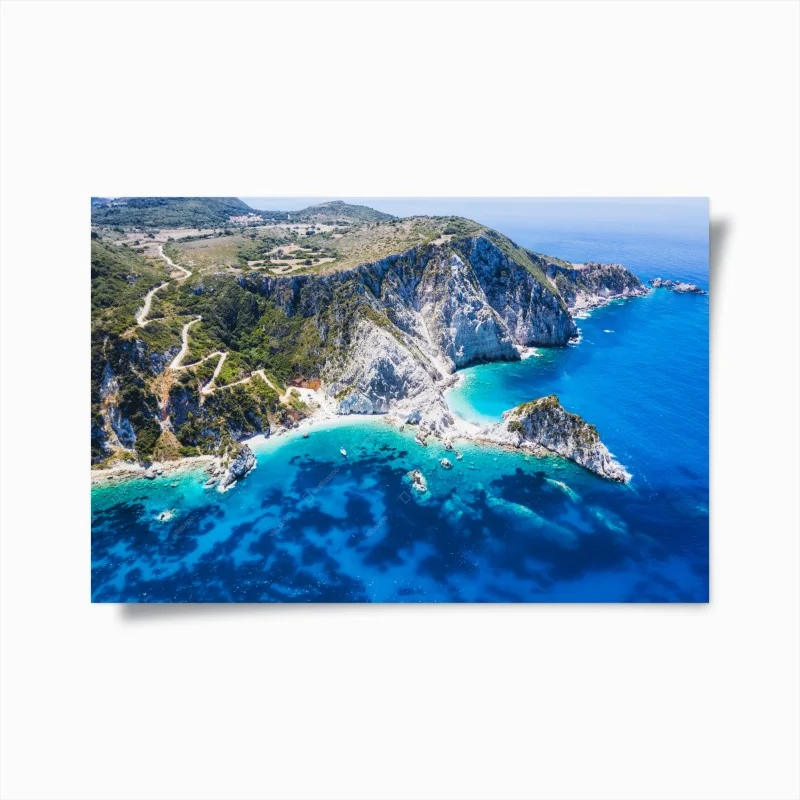 Poster baia nascosta dalle acque turchesi