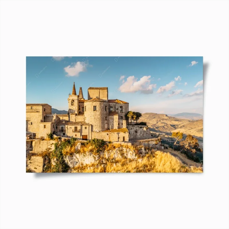 Poster borgo medievale arroccato sul dirupo al tramonto