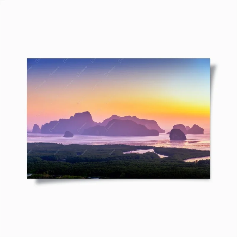 Poster alba a Phang Nga: paesaggio marino dai colori pastello