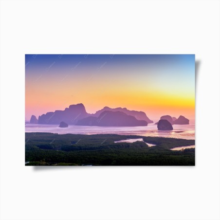Poster alba a Phang Nga: paesaggio marino dai colori pastello • Wallissimo®