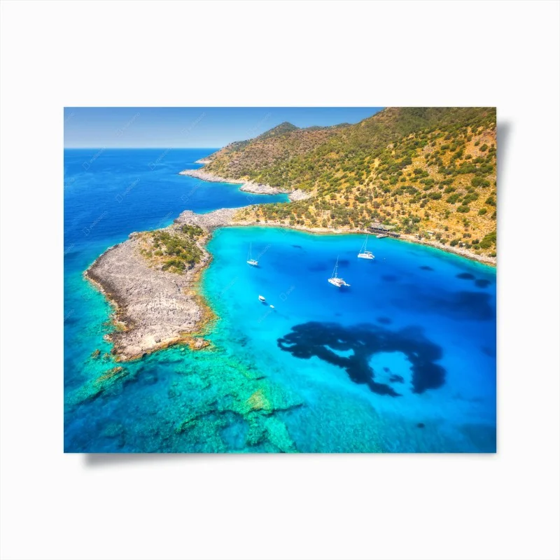 Poster baia turchese con barche a vela