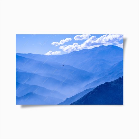 Poster orizzonti blu: montagne nebbiose e uccello in volo • Wallissimo®