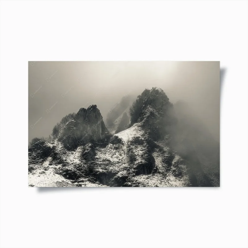 Poster panorama montano avvolto nella nebbia