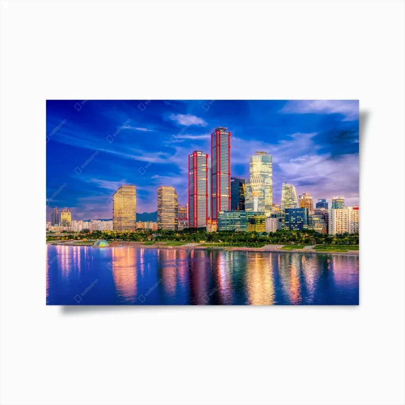 Poster skyline notturno con riflessi sul fiume