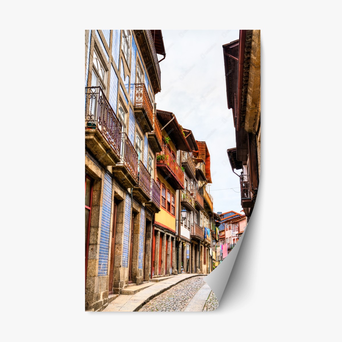 Adesivo riposizionabile vicolo pittoresco con balconi e facciate colorate • Wallissimo® Adesivo riposizionabile vicolo pittoresco con balconi e facciate colorate • Wallissimo®