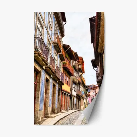 Adesivo riposizionabile vicolo pittoresco con balconi e facciate colorate • Wallissimo®