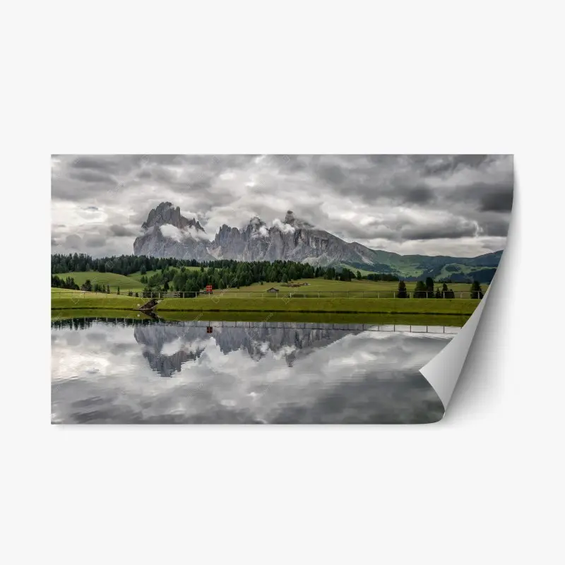 Adesivo riposizionabile Alpe di Siusi: riflessi delle Dolomiti sotto il cielo cupo
