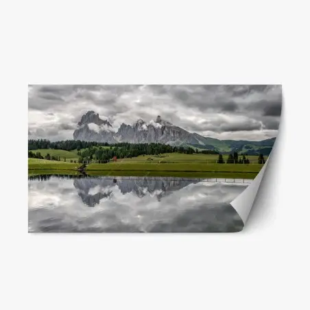 Adesivo riposizionabile Alpe di Siusi: riflessi delle Dolomiti sotto il cielo cupo • Wallissimo®