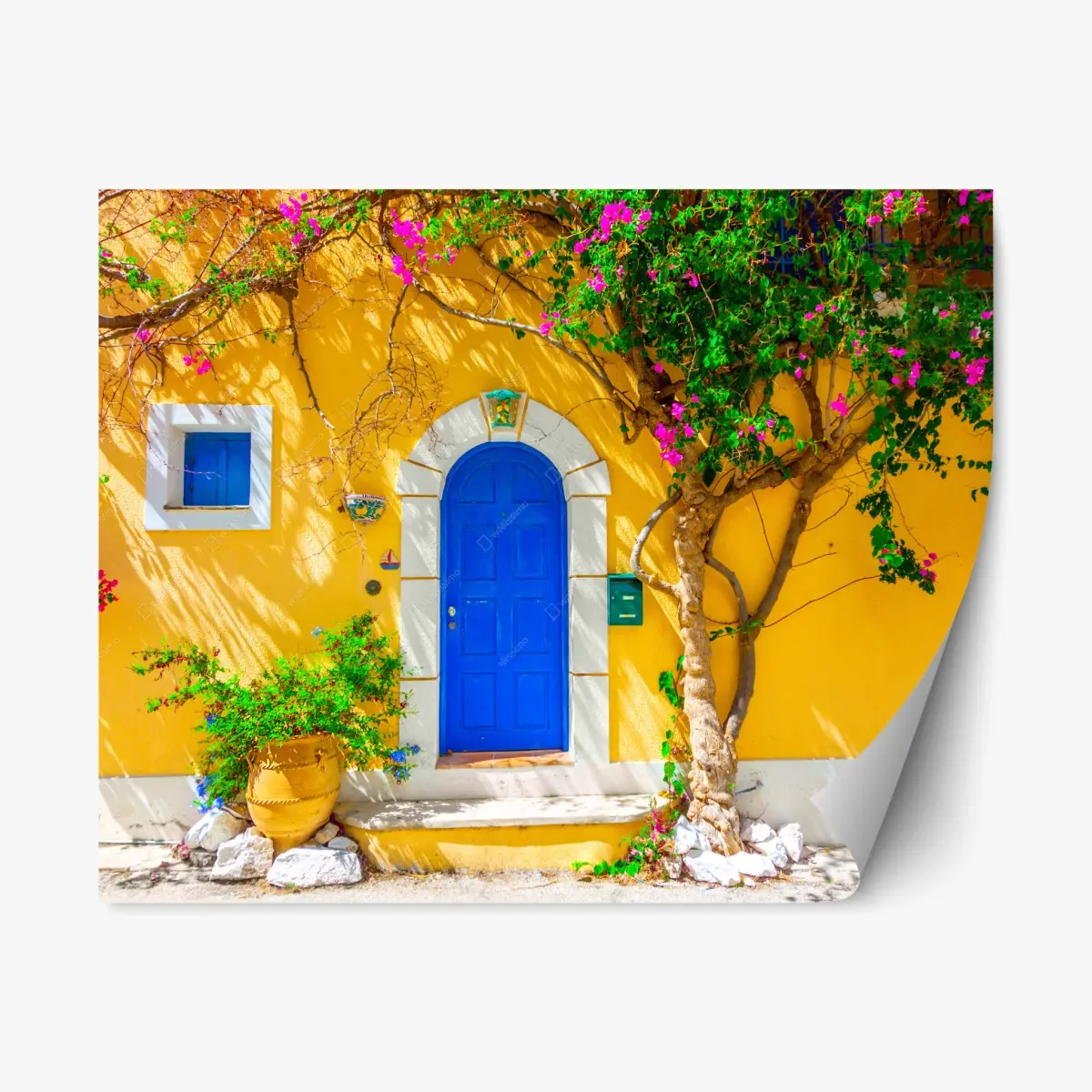 Adesivo riposizionabile porta ad arco blu su muro giallo di Assos, Kefalonia • Wallissimo®