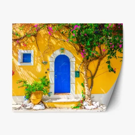 Adesivo riposizionabile porta ad arco blu su muro giallo di Assos, Kefalonia • Wallissimo®