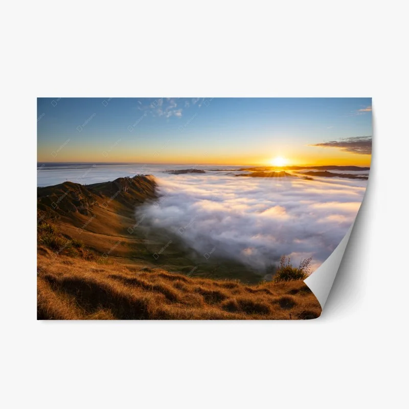 Adesivo riposizionabile alba dorata sulla valle di nebbia