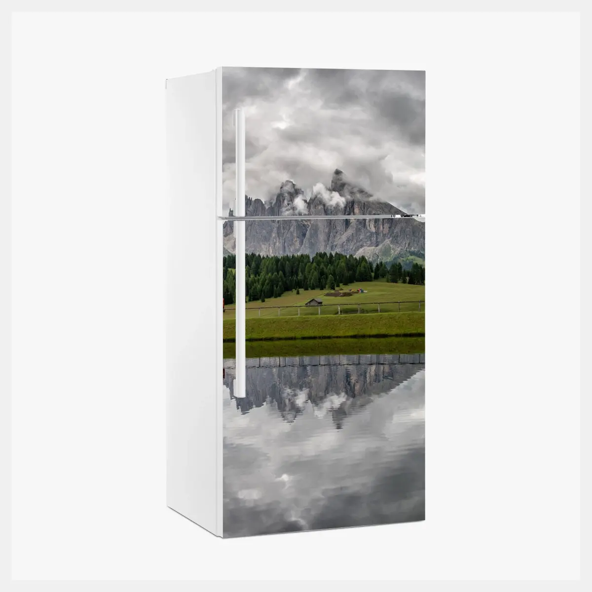 Adesivo per frigorifero Alpe di Siusi: riflessi delle Dolomiti sotto il cielo cupo • Wallissimo®