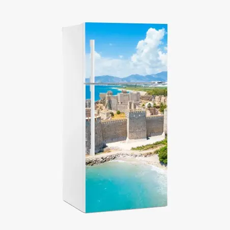Adesivo per frigorifero fortezza sul mare turchese • Wallissimo®