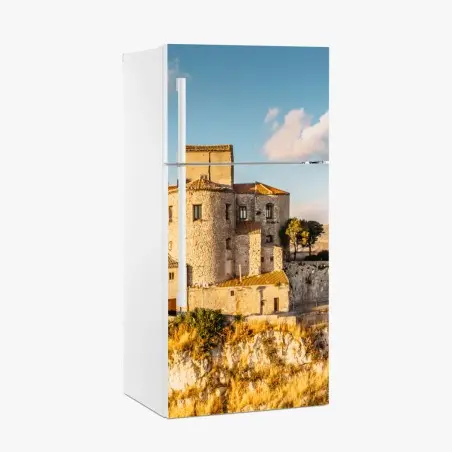 Adesivo per frigorifero borgo medievale arroccato sul dirupo al tramonto • Wallissimo®